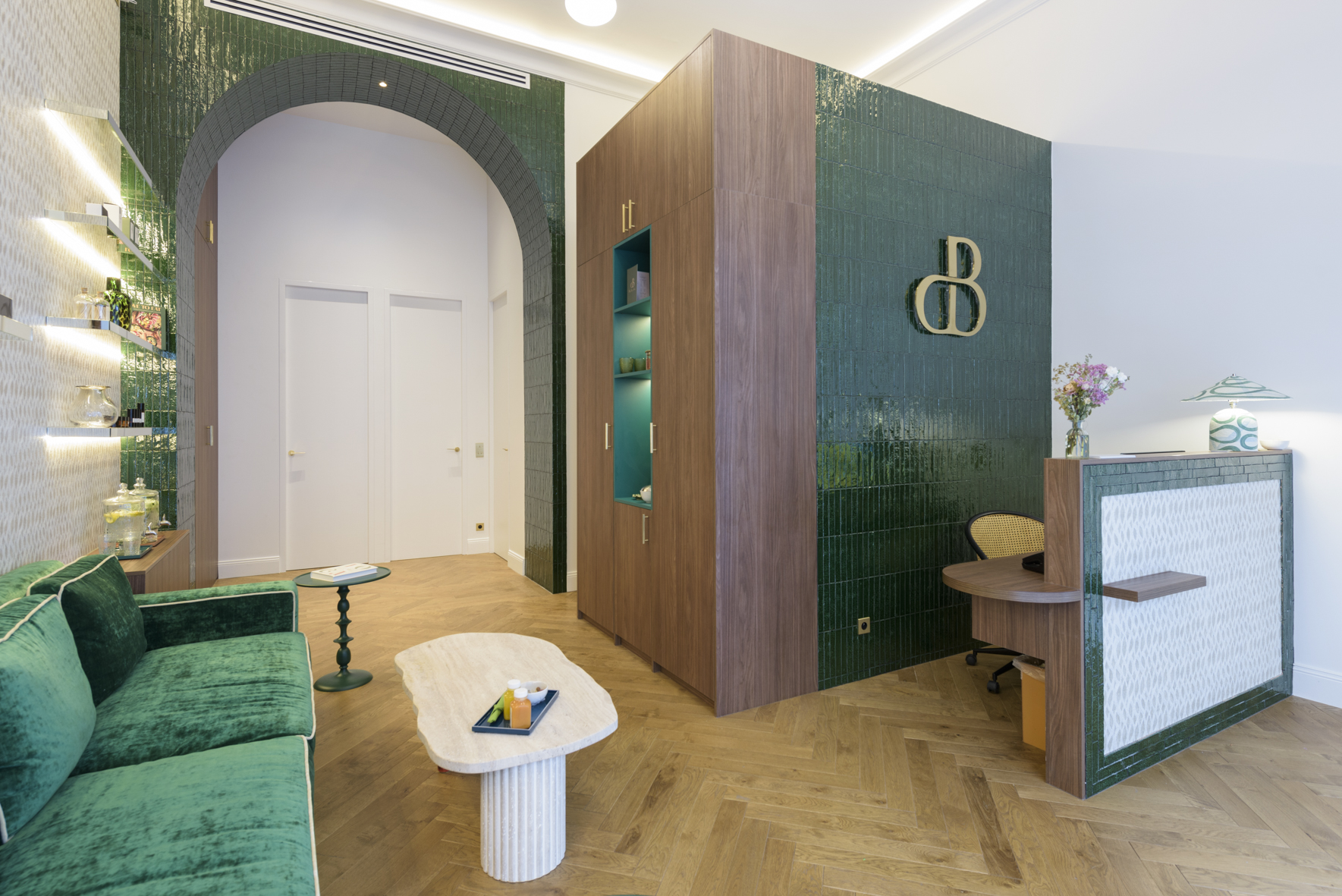 L'accueil du studio, mur en zellige vert et parquet en chevrons